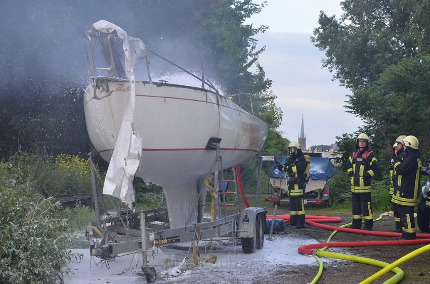 Feuer 1 Yacht explodiert Koeln Muelheim Hafen Muelheim P025.JPG
